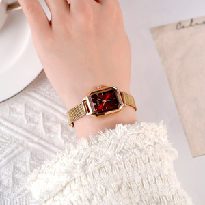 Reloj casual simple y versátil para mujer, cuadrado, retro, con correa de malla, resistente al agua, de cuarzo, venta al por mayor. - Product Image 2