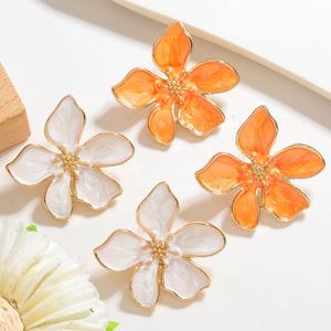 Maatwerk Retro Elegante Bloem Oorbellen Gepersonaliseerde Vakantie Feest Bloem Oorbellen Dames Modieuze Accessoires - Product Image 1