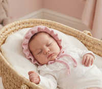 Bonnet bébé en dentelle délicate et douce, tricoté en 100% coton, broderie florale faite à la main, bonnet ajustable avec bord festonné
