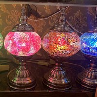 Lampe de table en verre turque artisanale à motifs romantiques, lampe en mosaïque de verre, lampe de table en mosaïque de verre, vente chaude à Marrakech