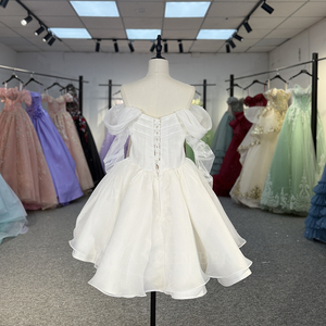 Vestido de novia corto minimalista blanco con cuello barco y tela de tul para fiesta, modelo 5952 - Product Image 4