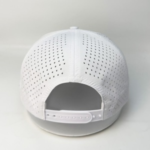 Casquette de baseball et de golf sportive à 5 panneaux, imperméable, avec logo personnalisé en patch de caoutchouc PVC, perforations découpées au laser pour le surf - Product Image 4