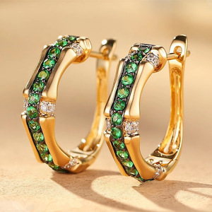 Boucles d'oreilles créoles vertes pour femmes, design simple, accessoires d'oreille pour usage quotidien - Product Image 1
