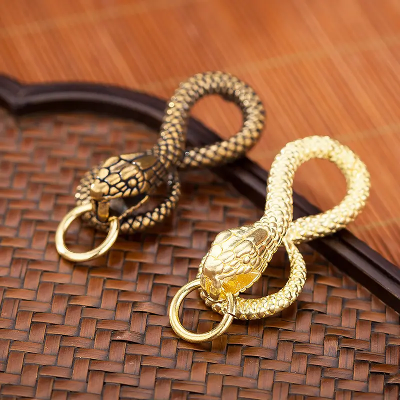 Gantungan kunci ular kuningan Goth liontin binatang baru buatan tangan tas mobil ular kobra rantai kunci logam cincin O hadiah perhiasan untuk pria