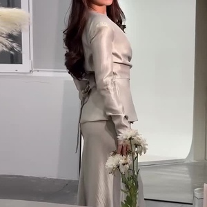 Conjunto de 2 Piezas para Mujer: Top Plisado de Manga Larga con Lazo Lateral y Falda Elegante a Media Pierna - Product Image 3