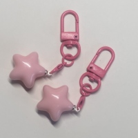 Porte-clés étoiles colorées 2026 en résine pour femmes et filles, décoration pour étui d'écouteurs, sac à dos et clés de voiture
