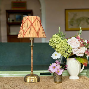 Lampe de table LED rechargeable en bambou et rotin au design nordique rétro classique, lampe de lecture moderne en métal pour chambre à coucher - Product Image 1