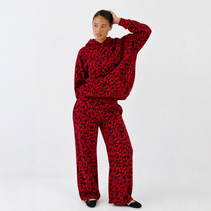 Conjunto Deportivo de 2 Piezas para Mujer, Estampado de Leopardo Rojo, Sudadera con Capucha Premium y Pantalones Deportivos de Pierna Ancha, Estilo Casual - Product Image 1