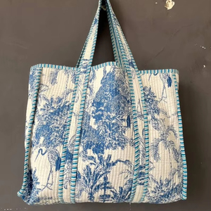 Sac fourre-tout matelassé en coton, fabriqué à la main en Inde, en tissu imprimé au bloc, sac à bandoulière pour voyage et shopping - Product Image 1