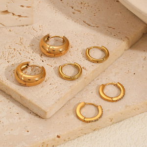 ต่างหูแบบหนีบ 18K สีทอง ไทเทเนียมสตีล เครื่องประดับแฟชั่นผู้หญิง ดีไซน์วงแหวนทรงเรขาคณิต - Product Image 1