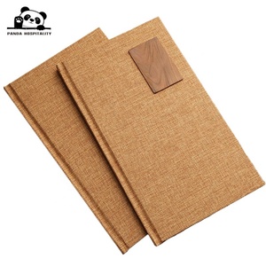 Copertina per Menu in Cartone Stampato Personalizzato con Inserto Sostituibile per Ristoranti Rustici, con Placca in Legno - Product Image 1