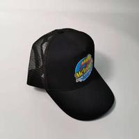 Sombrero de camionero de ala plana negro en blanco al por mayor personalizado, gorra de camionero de malla de 5 paneles de poliéster, gorra Vintage de espuma para camionero