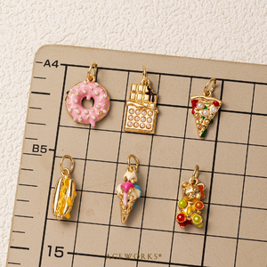 Galería de Snacks Gilded |   Colgante de latón chapado en oro de 18K con esmalte, con diseño de alimentos: Barra de chocolate, Ramen, Palomitas de maíz, Donut, Helado, Perrito caliente, Pizza - Product Image 5