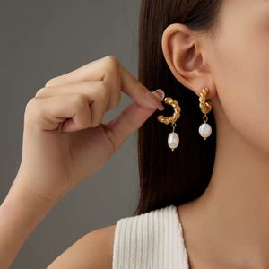 Nouveauté - Boucles d'oreilles créoles en acier inoxydable plaqué or 18 carats avec perles naturelles - Bijoux tendance pour femmes - Étanches - Hypoallergéniques - Cadeau - Product Image 3