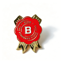 Épinglette personnalisée en émail dur avec ruban rouge, logo plaqué or, badge métallique avec emballage carte, broche promotionnelle souvenir de marque