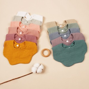 360 度旋转有机棉 6 层婴儿围兜 新生儿花瓣形按扣式围兜 柔软吸水可水洗围兜 适合出牙期婴儿 - Product Image 1