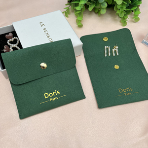 Bolsa de Joyería de Microfibra Verde JUNE con Logotipo Personalizado en Hot Stamping, Bolsa de Regalo con Botón Dorado y Almohadilla Interior - Product Image 5