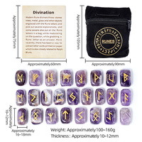 Ensemble de pierres runiques en améthyste avec motifs dorés sur des pièces rectangulaires arrondies pour la divination et l'affichage de cristaux