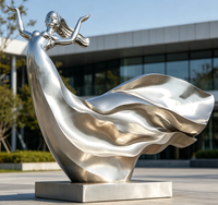 Sculpture moderne en acier inoxydable d'une silhouette avec des rubans fluides ; Pièce d'art métallique finition miroir pour les halls d'hôtels