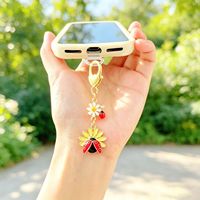 Gantungan Kunci Bunga Daisy Ladybug Enamel Logam, Liontin Kunci Pengait Hati untuk Dekorasi Tas Tangan dan Ransel