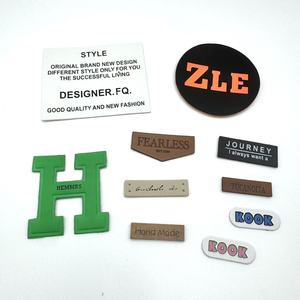高品質洗えるカスタムサイズカスタムロゴデボス縫い本物のタグジーンズPVCパッチラベルデジタル印刷衣服用 - Product Image 1