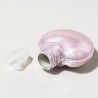 Nouveaux tubes de gloss à lèvres en plastique en forme de cœur de 7 ml avec bouchon à vis, emballage mignon, cosmétiques liquides, gloss personnalisé avec logo privé