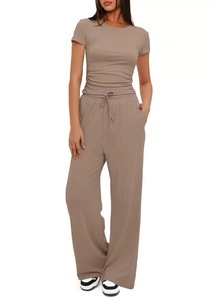 Ensemble de yoga plissé professionnel pour femme : haut à manches courtes froncé très extensible et pantalon de yoga fluide à jambes larges – Tenue du studio à la rue - Product Image 2