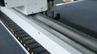 Geautomatiseerde textiel snijmachine met draaibare tafel, vibrerende mes en rondmes voor polyester en katoenvezels.