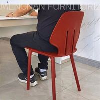 Chaise de salle à manger en plastique empilable, résistante à l'usure, gain de place, plusieurs couleurs, en polypropylène, pour usage urbain, vente en gros, commande d'échantillon