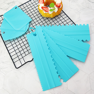 Set di Raschietti <span class=keywords><strong>per</strong></span> Decorazione Torte con Denti Lunghi, Taglierina <span class=keywords><strong>per</strong></span> Impasto, Spatola Lisciante, Utensili <span class=keywords><strong>per</strong></span> Pasticceria e Glassatura - Product Image 2