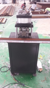 Máquina Perforadora de Perfiles de Aluminio, Prensa de Cuatro Posiciones, Control Automático por PLC, 220V/380V, para el Procesamiento de Marcos de Puertas y Ventanas - Product Image 6
