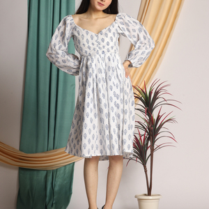 Nouvelle arrivée de vêtements pour femmes à manches courtes élégant fabricant d'usine col en V profond imprimé fleuri au genou Mini tenues décontractées - Product Image 1