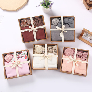 Nuevo Set de Regalo para Bebé Recién Nacido: Manta Envolvente Súper Suave, Diadema y Babero Personalizables - Product Image 1