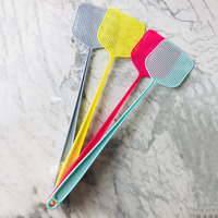 4 packs de tapettes à mouches manuelles en plastique à long manche, tapettes à mouches manuelles, grandes tapettes à insectes qui fonctionnent pour l'intérieur et l'extérieur.