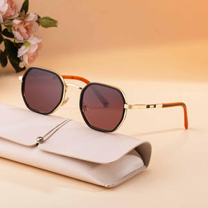 Lunettes de soleil polygonales à monture carrée Ly-98424 pour femmes, monture en plastique noir et métal, verres PC, protection UV400, style extérieur - Product Image 1