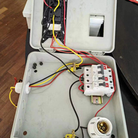 Boîtier de distribution métallique, protection IP42, 100A, 220/380V, usage industriel et pour bâtiments publics