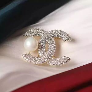 Broche de Perlas y Diamantes de Imitación Chapado en Oro para Mujer, Diseño de Letra C, Accesorio de Moda para Vestidos de Boda, Compromiso y Uso Diario - Product Image 5