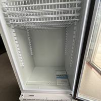 Congelador Vertical Comercial con Enfriamiento por Aire, Sin Escarcha, Pantalla Digital y Control de Temperatura
