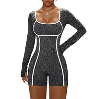 Combinaison de yoga sexy à imprimé léopard pour femmes, coupe ajustée, avec tissu en spandex/nylon respirant, manches longues et shorts pour le fitness