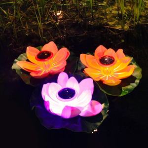 Lampada da esterno impermeabile a Led solare per esterni lampada multicolore RGB LED solare per laghetto con fiori di loto galleggiante per piscina da giardino - Product Image 1