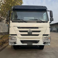 Camion-citerne Sinotruk HOWO 8x4 de marque chinoise avec déflecteur anti-ondes pour une conduite stable sur les routes rurales difficiles en Afrique