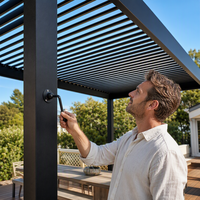 Pergola bioclimatique en aluminium à lames orientables, imperméable, avec toit motorisé et panneaux de toiture pour terrasse