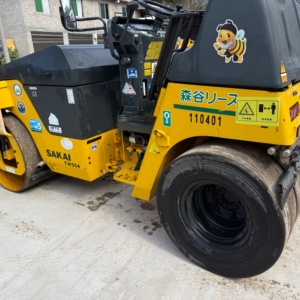 รถบดอัดสั่นสะเทือนแบบผสมผสานรุ่น SAKAI TW502S-1 พร้อมดรัมเหล็กด้านหน้าและยางด้านหลังสำหรับงานก่อสร้างถนนแอสฟัลต์ - Product Image 6