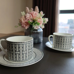 Juego de Taza y Plato de Cerámica con Diseño de Carruaje Gris de Lujo Nórdico, con Caja de Regalo - Product Image 1