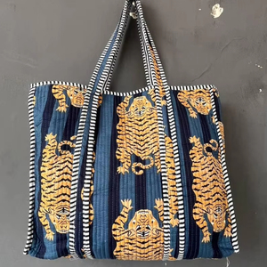 Bolsa de Transporte Acolchada de Algodón, Lavable, con Estampados Tradicionales Hechos a Mano, Bolso de Hombro para Viajes y Compras - Product Image 1