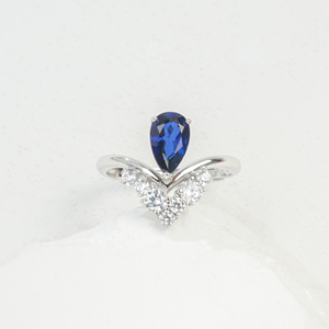 Bague minimaliste en saphir de créateur - Product Image 1