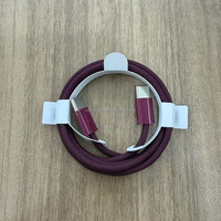 Câble de charge mobile OEM 60W USB-C Power Delivery, design tressé rouge cerise, connecteur renforcé, compatible avec le programme d'accessoires