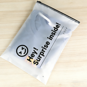 Sacchetto Richiudibile con Zip GRS Certificato, con Foro d'Aria, Opaco Satinato, per Imballaggio Abbigliamento e Spedizioni, Logo Personalizzato - Product Image 1