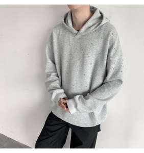 เสื้อฮู้ดผู้ชายแบบถัก ผ้าฝ้าย 100% หนัก 450 กรัม ผลิตตามสั่งจากโรงงาน ลายพิมพ์ตัวอักษรประดับคริสตัลสีดำแบบดิสเทรส สำหรับฤดูหนาว - Product Image 5