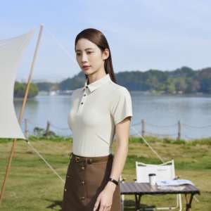 Vente en gros Prêt à expédier Logo personnalisé de couleur pure classique pour tissu tricoté Polo T-Shirt - Product Image 3